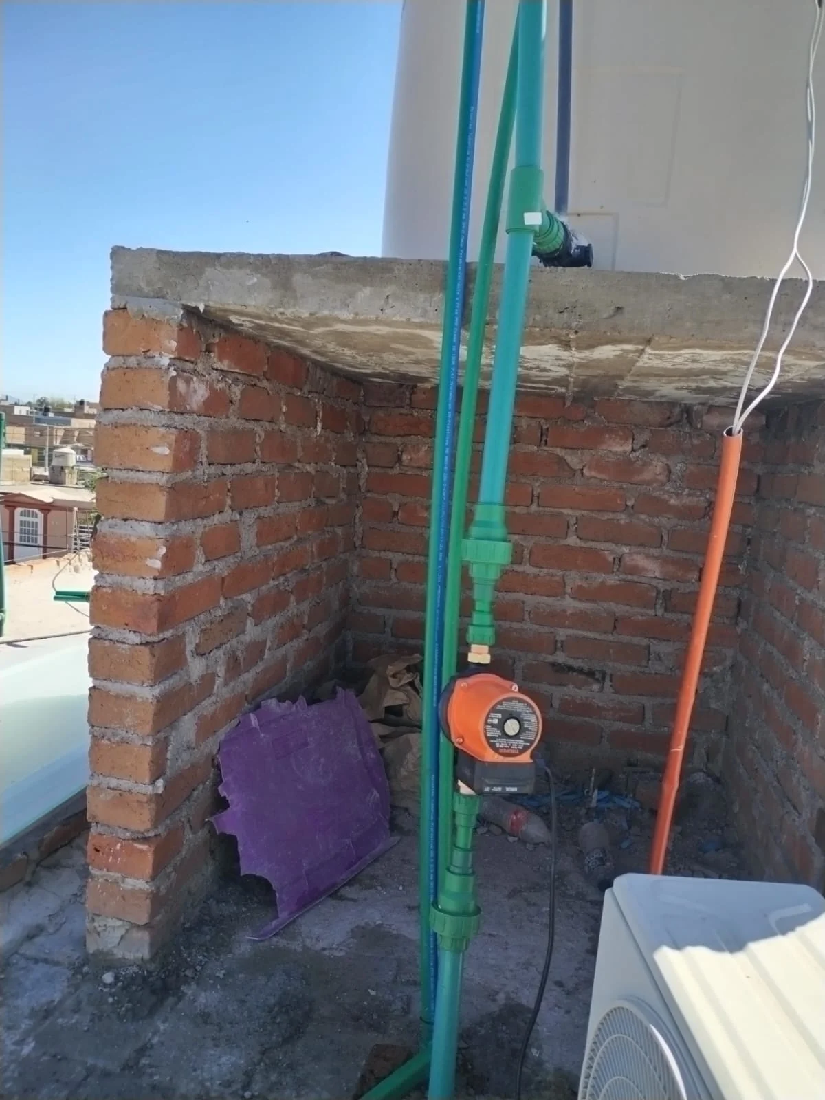 bomba-de-agua-tinaco-en-el-techo